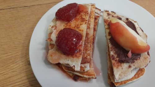 Mic dejun de dietă cu clătite de ovăz și albușuri. Le poți pune umpluturi dulci sau sărate