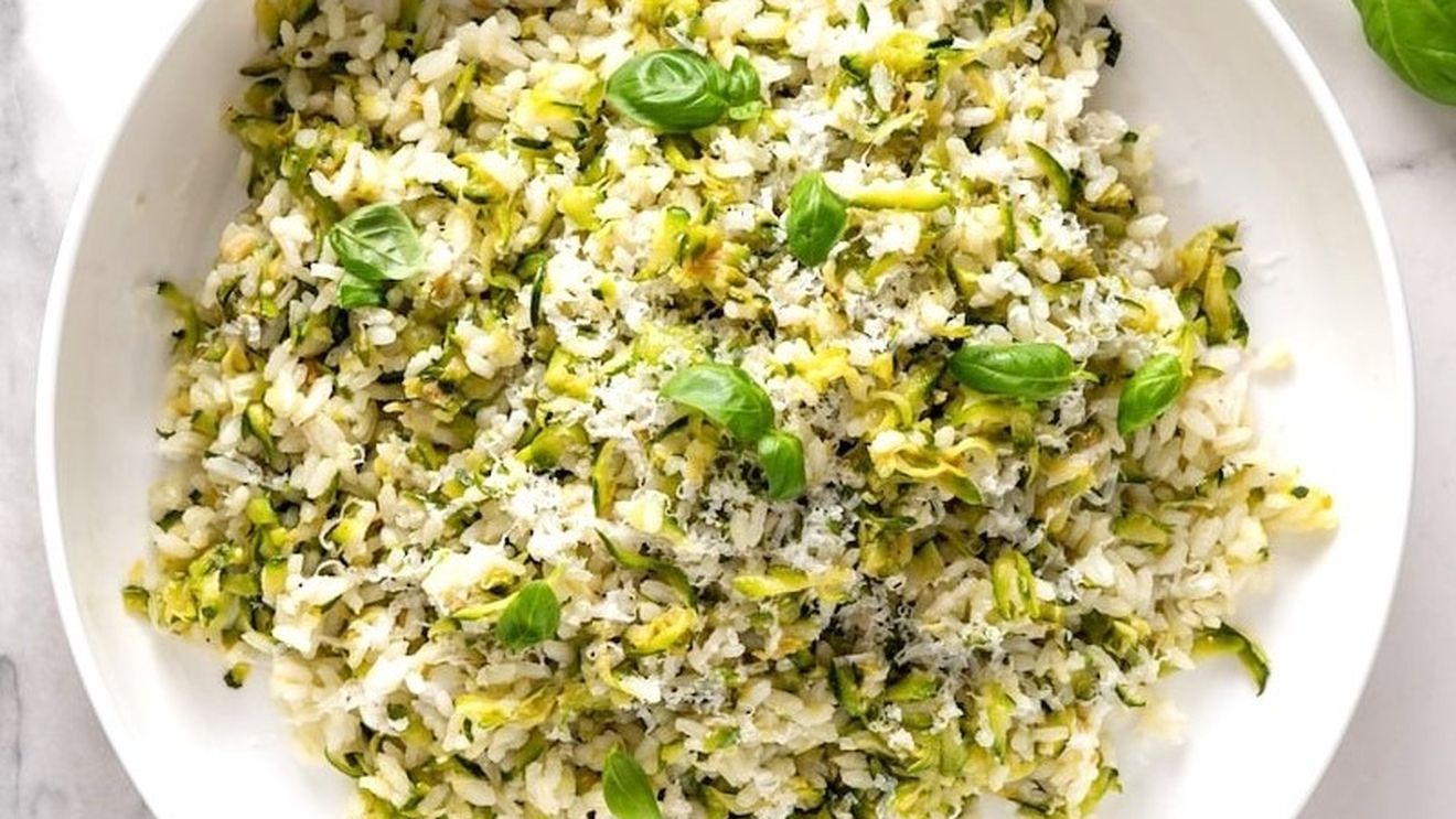 Rețete superușoare de vară: Orez rece cu dovlecei și cașcaval ras. Combinație vegetariană rapidă, economică, sănătoasă, de sezon