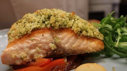 Prințesa Diana adora această cină simplă, dar bogată în proteine / Crusta pentru acest delicios somon este perfectă pentru iubitorii de nuci macadamia