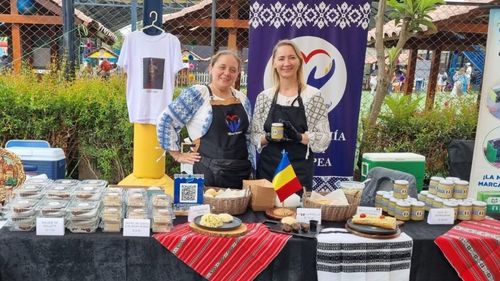 Micii românești au ajuns în Peru, în meniul restaurantului Manos Rumanas / Muștarul, înlocuit cu sosuri locale