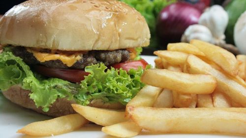 Ziua Internațională a Burgerului. Capitala, fruntaşă în topul oraşelor cu cei mai mulţi burgeri livraţi în 2023, cu 10.000 pe zi - platformă de livrare / Timișoara și Cluj, locurile doi și trei