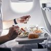 Ce să nu mănânci niciodată în avion. Avertismentul însoțitorilor de bord despre alimentele care îți pot afecta sănătatea în timpul zborului