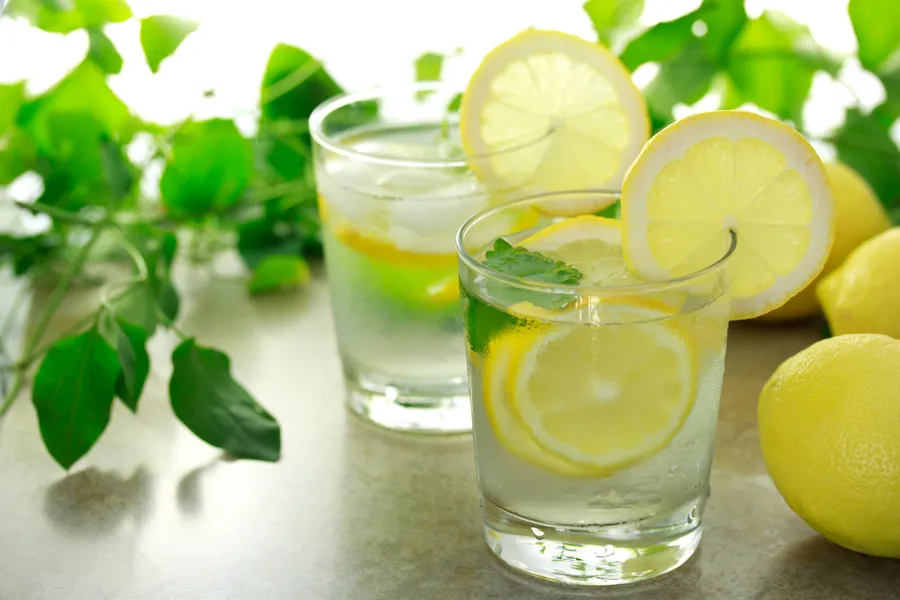 apă-cu-lămâie-beneficii-hidratare-vitamina-c-sănătate-dietă-nutriție-digestie-balonare-pietre-la-rinichi-rinichi-slăbit-energie-dieteticieni-alimentație-sănătoasă