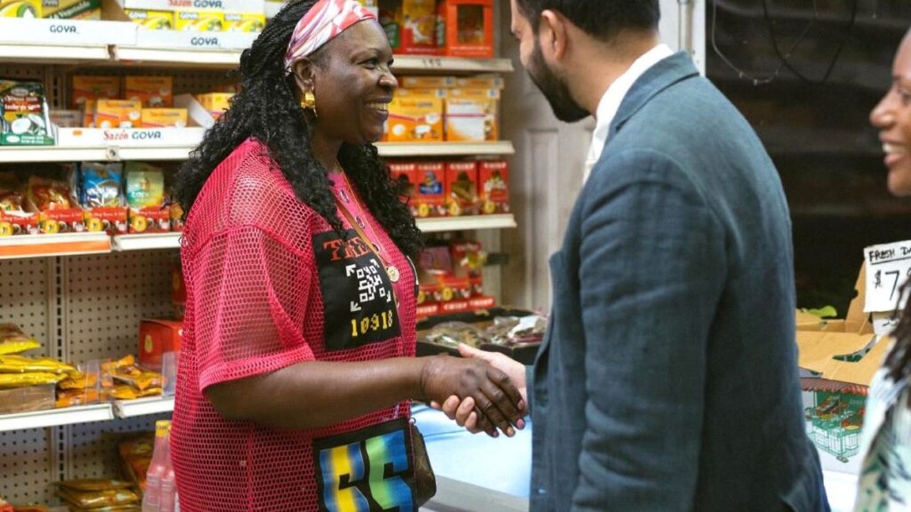 Accesul la alimente cu prețuri mai mici ocupă un loc important pe agenda lui Zohran Mamdani, candidatul stângii la alegerile de primar al NY, de pe 4 noiembrie. „Mâncarea face parte din limbajul pe care îl folosește pentru a face politica sa cu adevărat accesibilă”