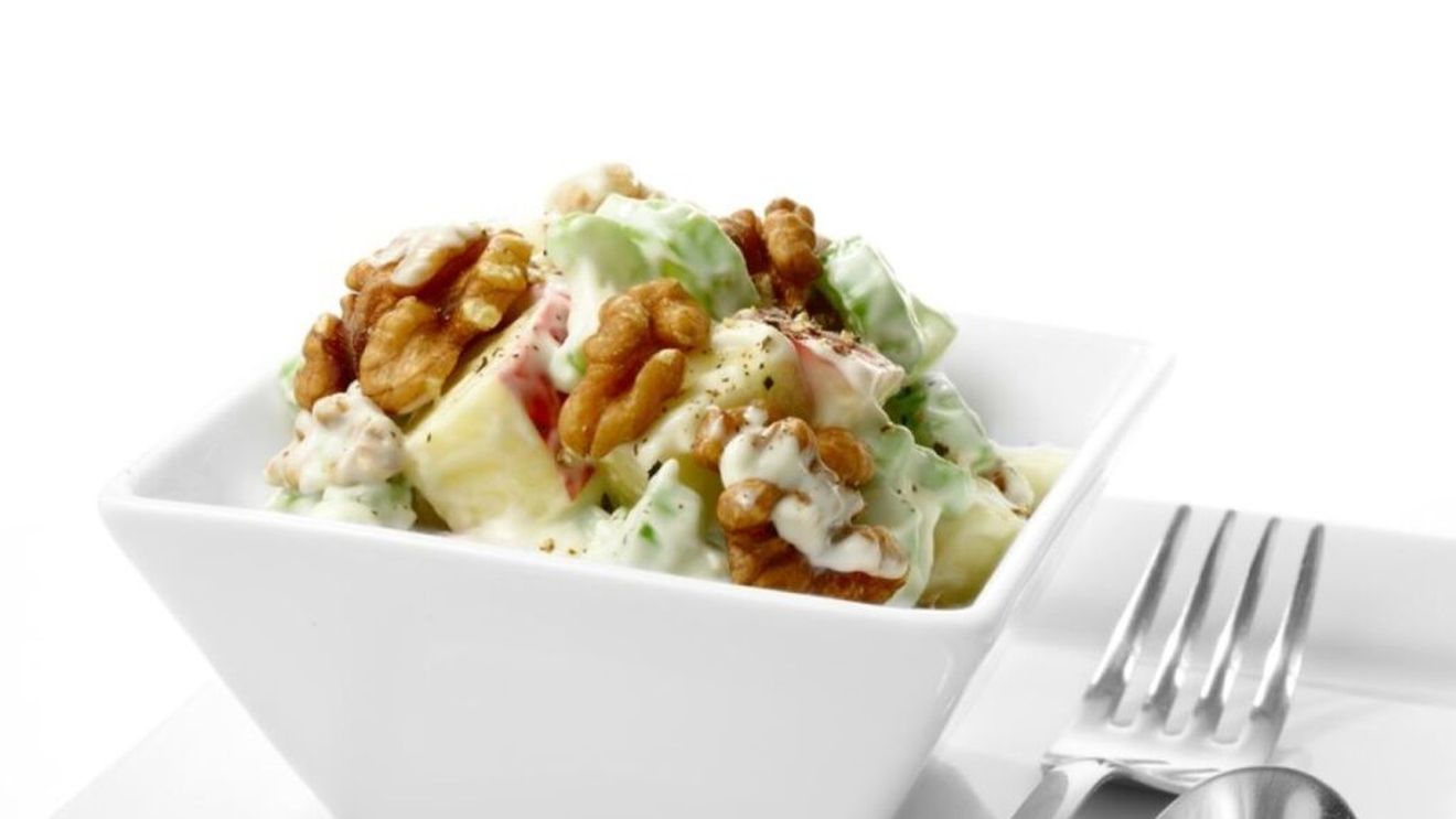 Rețeta de salată clasică Waldorf, oricând o idee potrivită pentru un prânz rapid, alături de o felie de brânză sau de o friptură ușoară