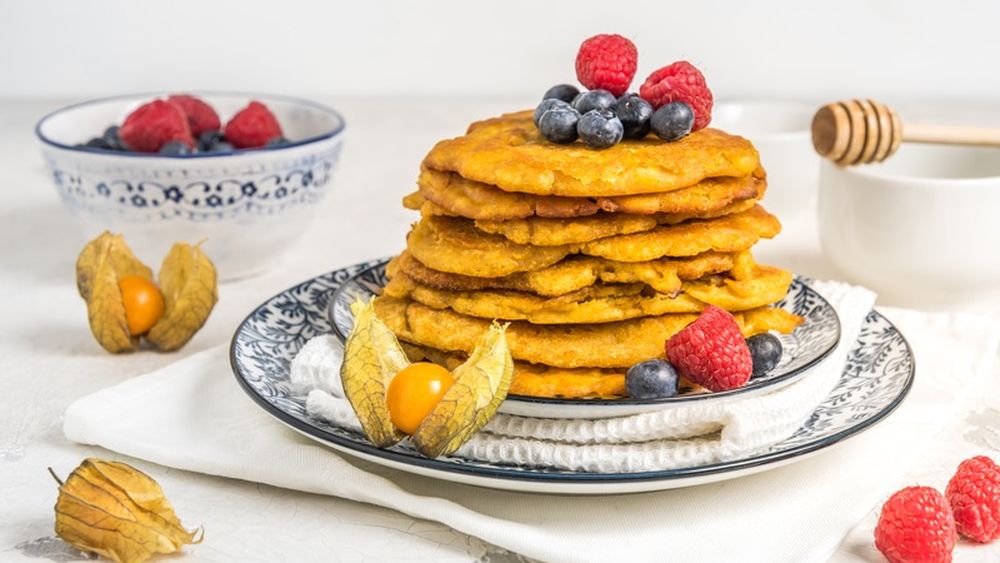 Lipii de mălai pentru micul dejun, o versiune fără gluten. Dacă aceeași compoziție o modificăm puțin și o coacem în cuptor, obținem un clasic cornbread american