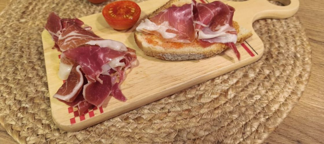 VIDEO FOTO | Gustare iberică, cu roșii proaspete și jamon (sau prosciutto). Micul dejun al spaniolilor, dar merge și la cină