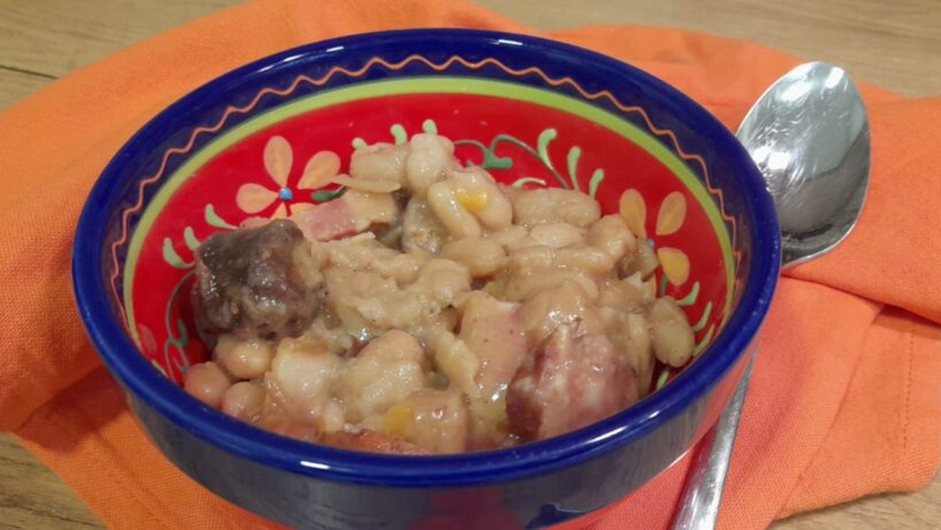 Rețetele Juanitei: Fabada asturiană - o tocană de fasole cu cârnați, foarte asemănătoare cu iahnia noastră. I-am pus și cârnați spanioli, dar și din cei românești că sunt mai gustoși