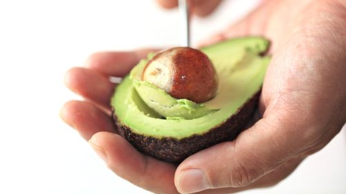 Avocado congelat: ce se întâmplă cu textura după decongelare, când funcționează și greșeala care îl poate strica complet