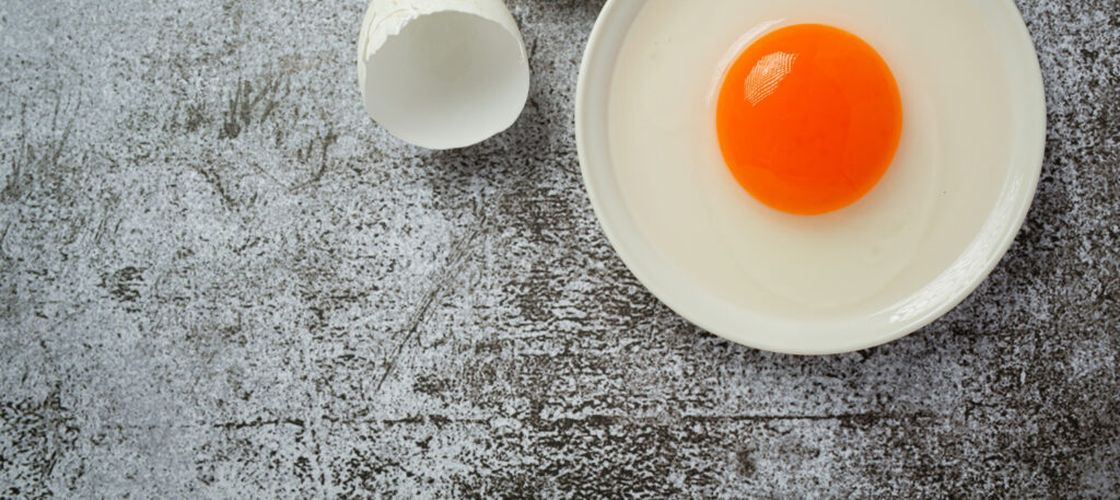 Ce arată culoarea gălbenușului despre calitatea oului / Nuanța portocalie nu garantează o valoare nutritivă mai mare