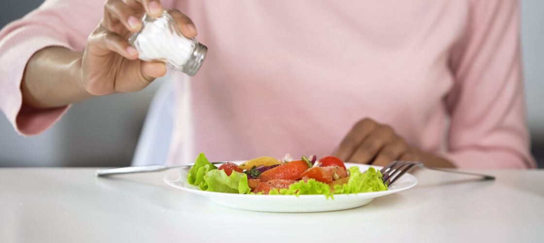 Psihologii explică de ce unele persoane adaugă mereu sare în mâncare / Ce trăsături au cei care preferă gusturile intense