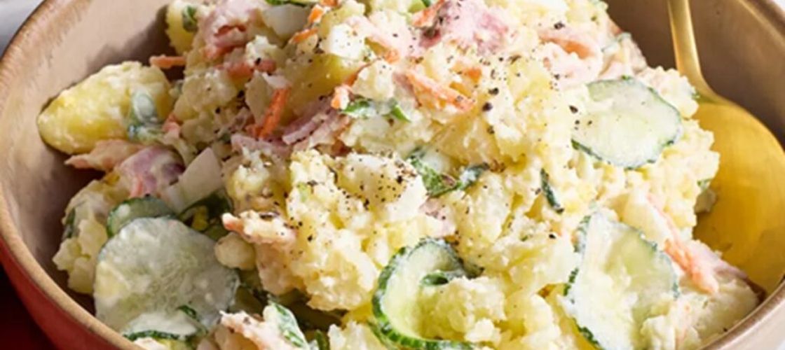 Salata japoneză de cartofi care cucerește internetul / Ingredientul care îi dă un gust complet diferit de rețeta clasică
