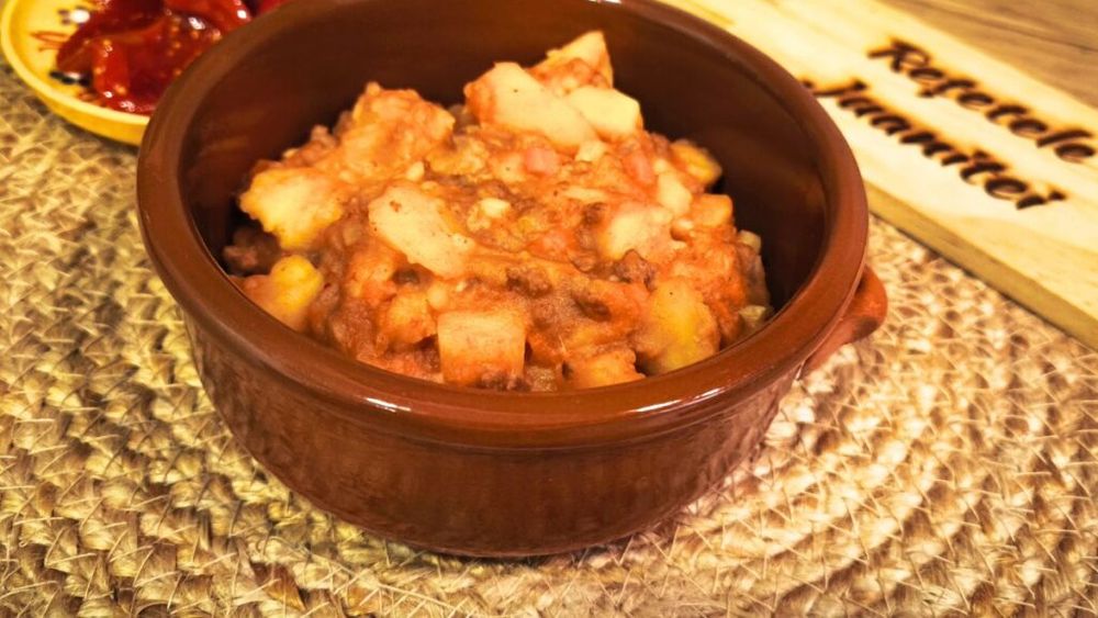 VIDEO | Rețetele Juanitei | Mâncare de cartofi cu carne tocată, o tocăniță cu gust de gulaș