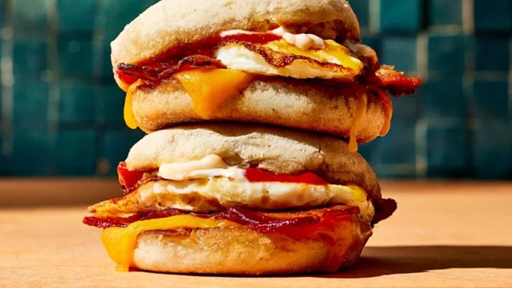 Mic dejun cu sandviș englezesc/Elementul surpriză este grăsimea de bacon, care are o utilitate aparte