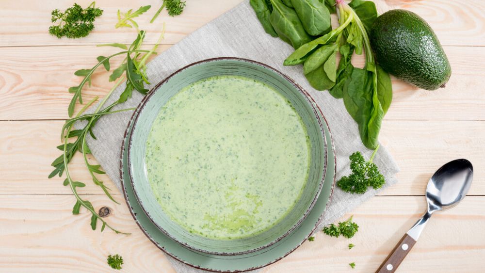 Supă cremă rece cu avocado, gata în 10 minute. Rețeta perfectă pentru zilele caniculare