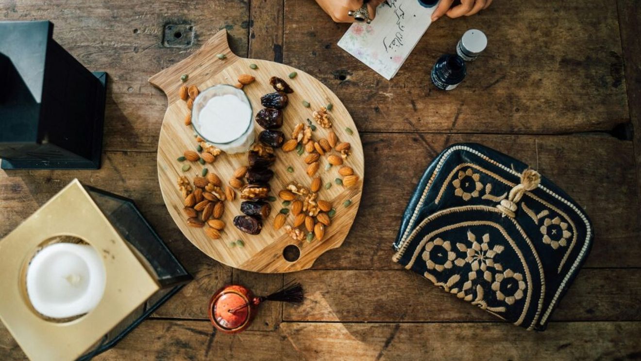 5 fructe uscate care ajută la reducerea nivelului de acid uric în mod natural/ Mănâncă nuci, curmale, caju, fistic și migdale și evită carnea roșie, organele, fructele de mare, sucurile acidulate și alcoolul, dacă vrei să fii ferit de gută sau pietre la rinichi