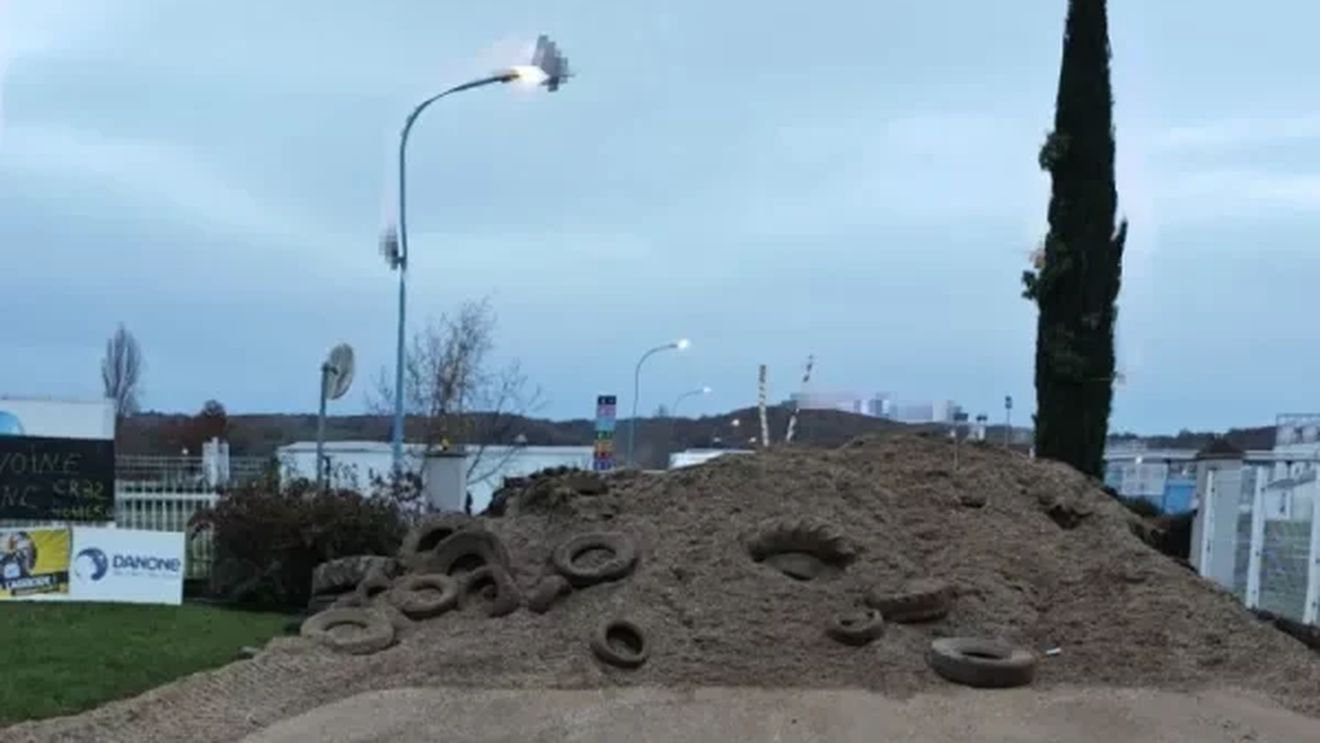 Agricultorii francezi își intensifică protestele, luând în vizor clădiri publice, lanțuri de distribuiție și mărci cunoscute