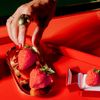 100 de dolari cutia. Un brand de căpșuni de lux a deschis un magazin în New York / Fiecare fruct este ales de un „somelier de fructe”