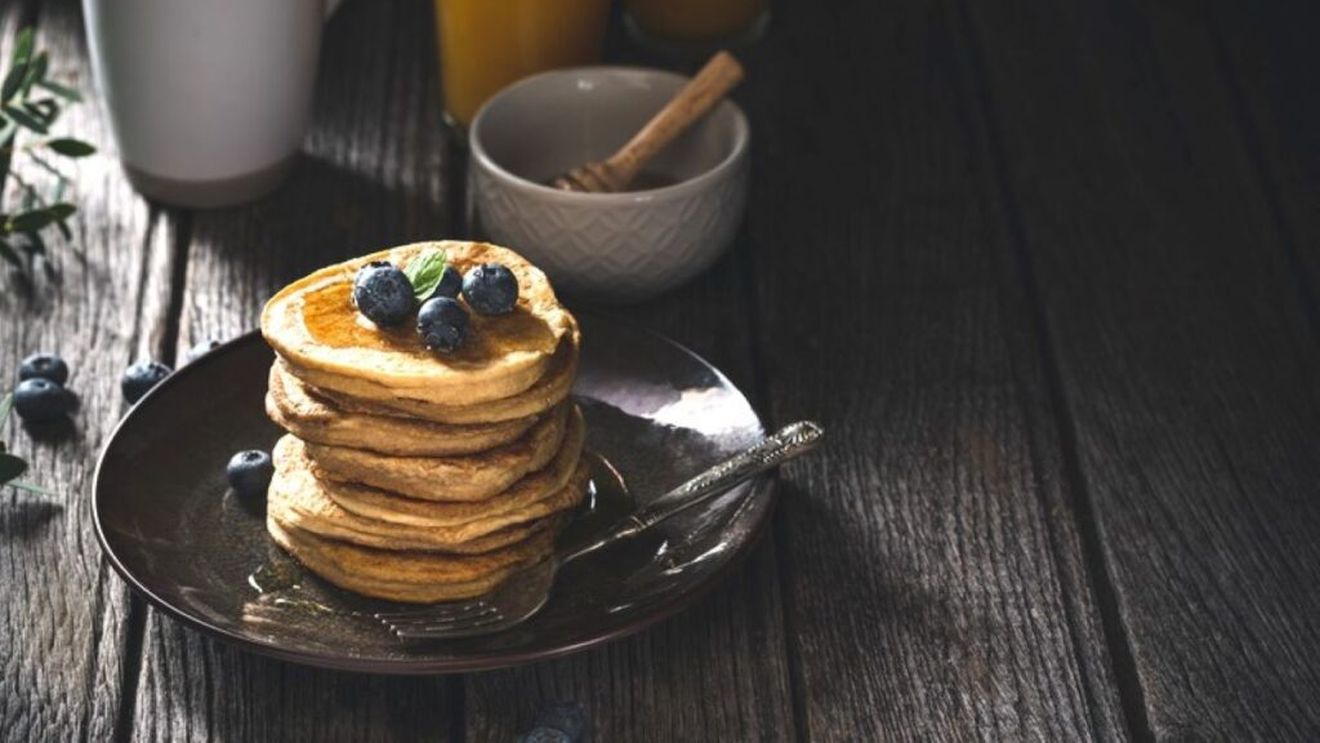 Clătite americane din făină de ovăz cu piure de mere, proaspăt sau din conservă. Mic dejun cu aromă de scorțișoară, la început de toamnă