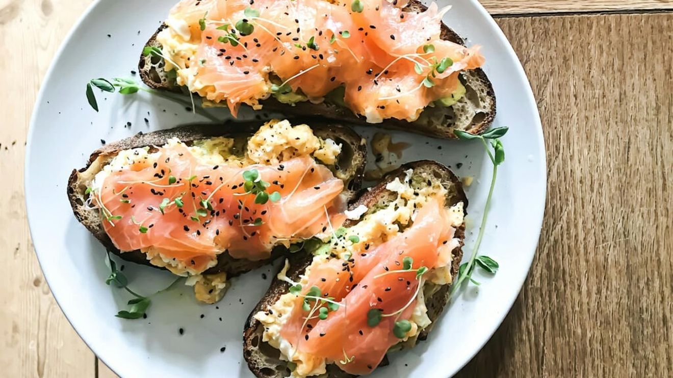 Cele mai bune 7 alimente bogate în proteine pe care să le mănânci la micul dejun, potrivit dieteticienilor