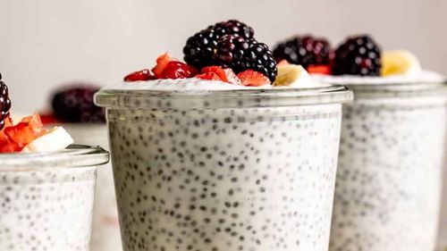 Budincă de iaurt cu semințe de chia / Un mic dejun rapid și nutritiv, numai bun când te grăbești / Se pregătește de seara, în doar câteva minute