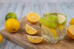 Apă caldă cu lămâie / Ce se întâmplă în corpul tău dacă bei zilnic această băutură, explică o dieteticiană