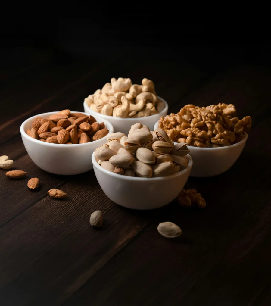 colesterol-colesterol-ldl-sanatatea-inimii-nuci-migdale-alune-de-padure-nuci-pecan-fistic-alune-caju-nuci-macadamia-fitosteroli-fibre-solubile-grasimi-sanatoase-trigliceride-alimentatie-sanatoasa-sanatate-cardiovasculara-boli-de-inima-nutritie-verywell-health-dieta-pentru-colesterol-natural-heart-health