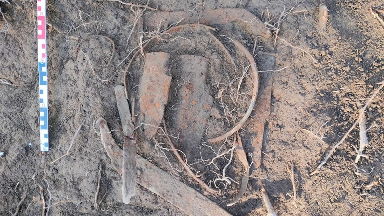 Depozite de unelte agricole din fier datând din perioada medievală timpurie, descoperite într-un sat situat la câţiva kilometri de Ploieşti