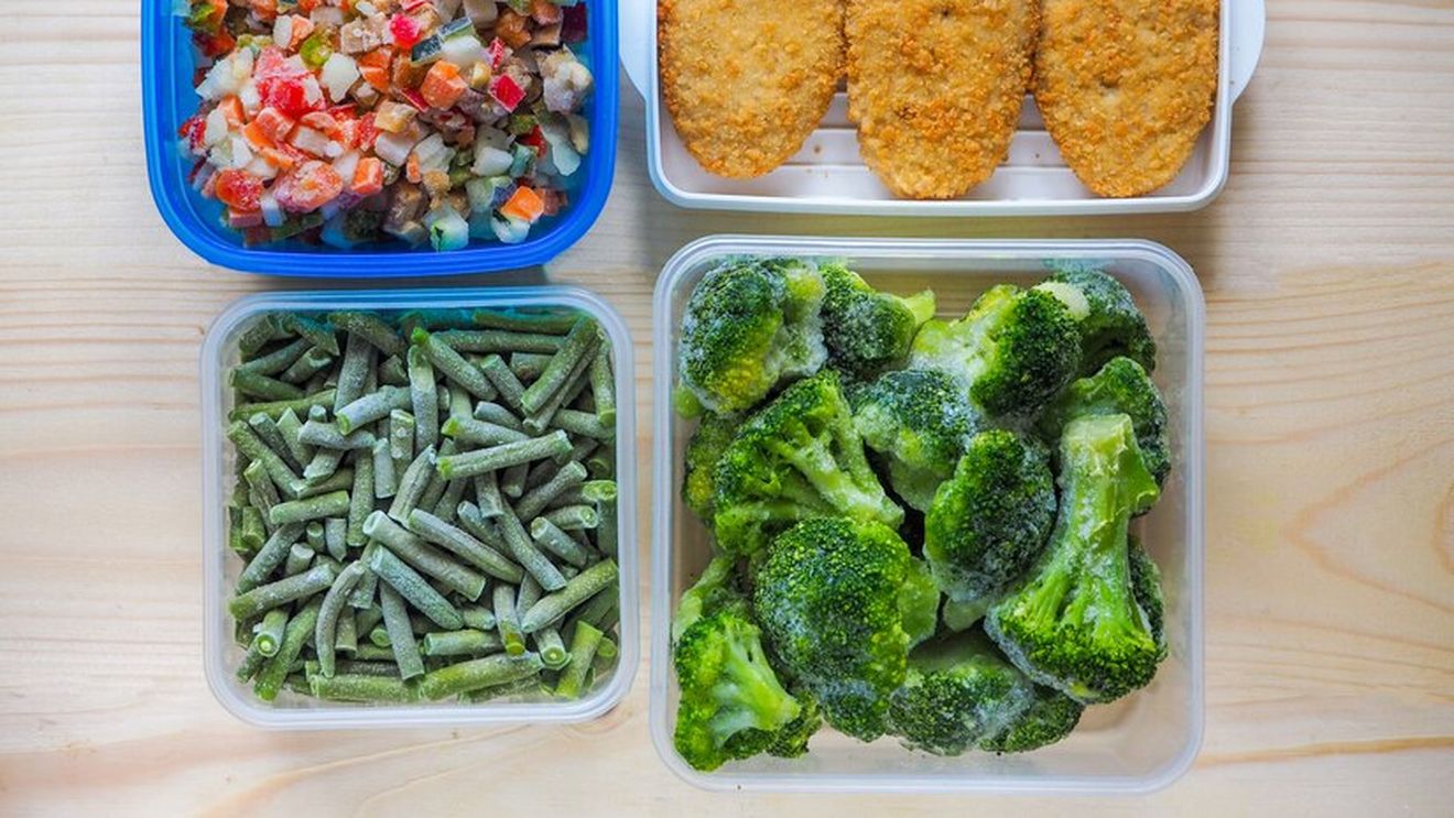 Cum se congelează mâncarea gătită, pentru a economisi timp și a evita risipa. Mici secrete și recomandări ca să poți poți găti mai mult odată și conserva pentru mai mult timp