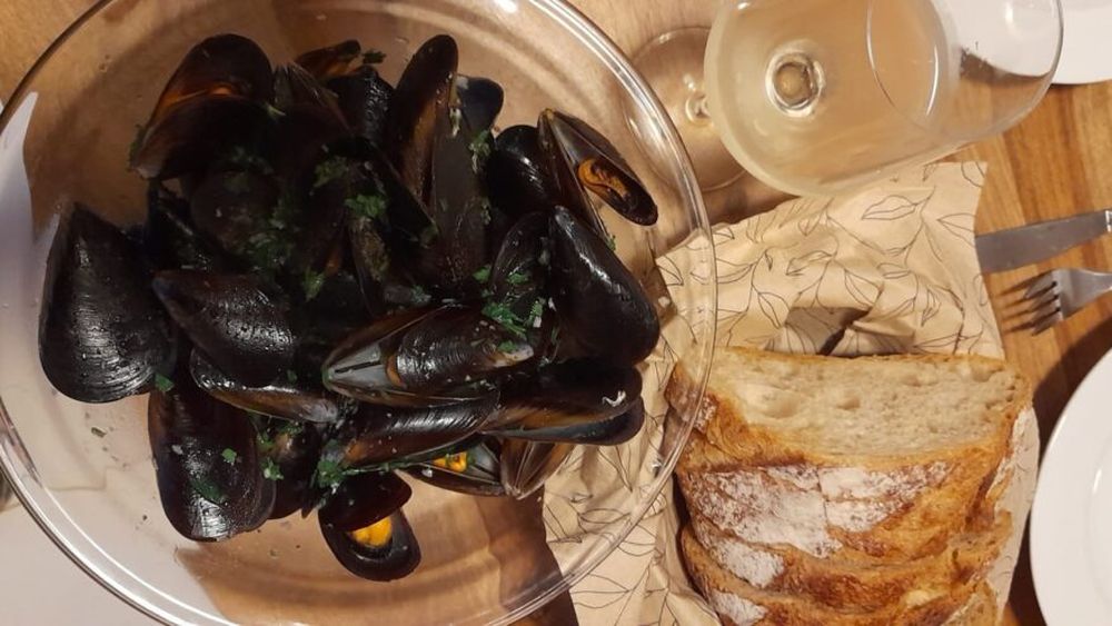 Rețetele Juanitei.  Scoici în sos de vin, usturoi și pătrunjel. Tot gustul mării într-o farfurie