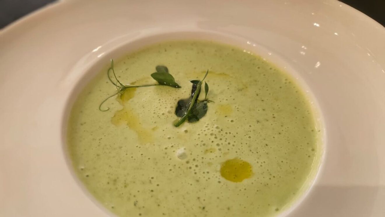 Supă cremă de mazăre / Se gătește în mai puțin de 30 de minute și poate fi adaptată în funcție de preferințe, cu crutoane, mentă sau puțină smântână