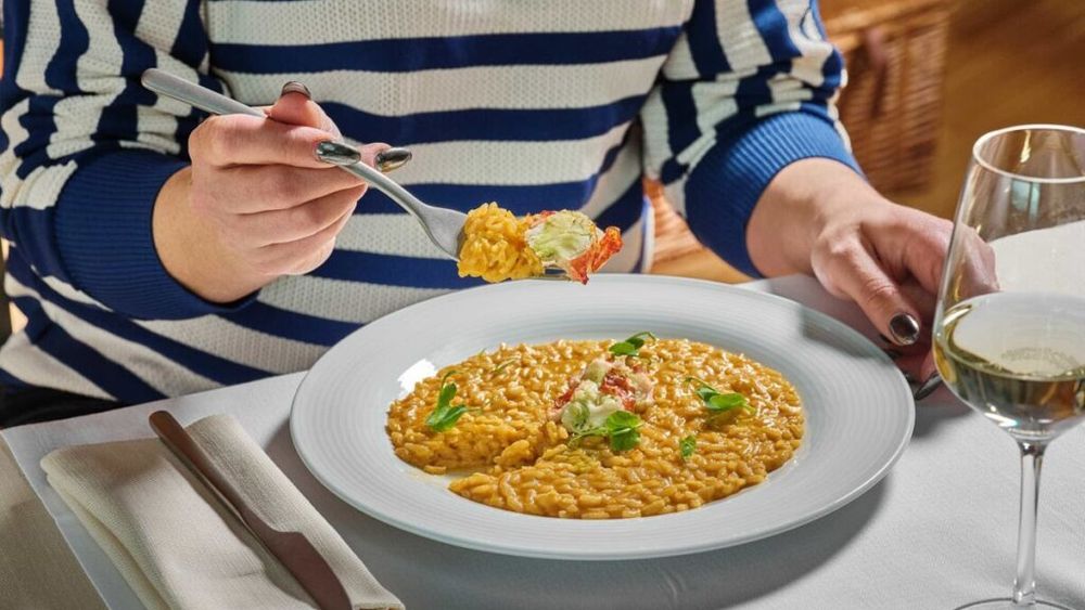 STUDIU: Românii ies mai rar la restaurant și consumă mai puțin. Bonul mediu de comandă a scăzut cu 13% în 2025