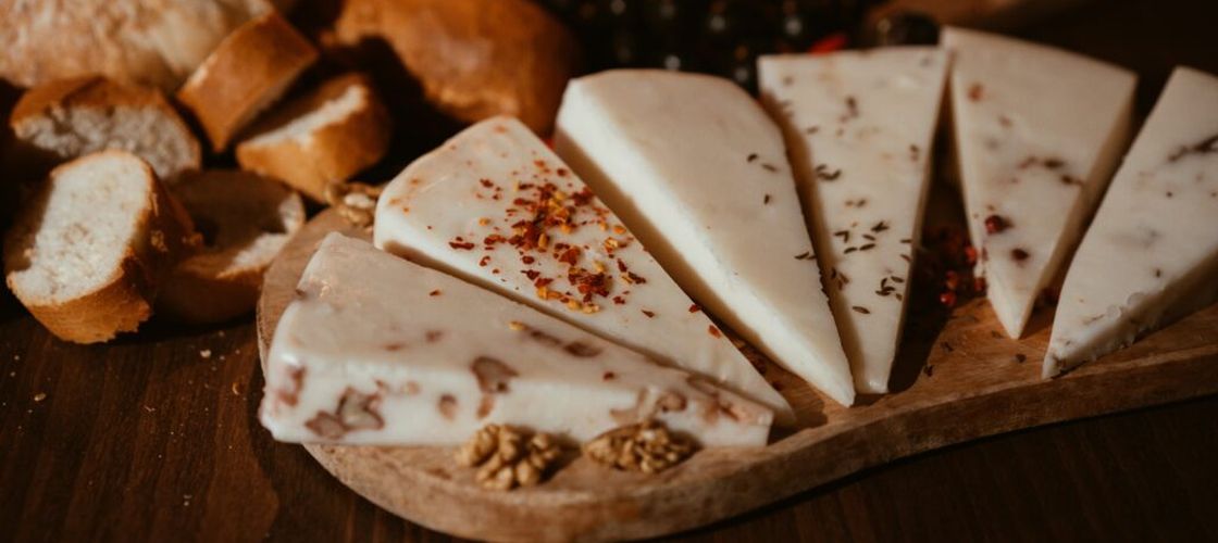 Un maestru brânzar explică de ce nu ar trebui să păstrezi niciodată brânza în folia de plastic / Cum se depozitează corect pentru a nu-și pierde aroma și textura