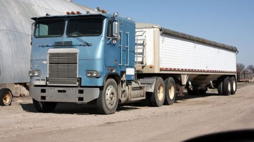 Saci cu cereale, căzuţi pe carosabil pe autostrada Bucureşti-Piteşti / Se circulă pe banda de urgenţă