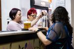GALERIE FOTO | „Garofița”, terasa din Bonțida unde festivalierii schimbă pentru câteva ore Electric Castle pe bere rece, vișinată și mâncare de casă / „Venim în fiecare an pentru atmosferă, pentru oameni și pentru mâncarea bună”