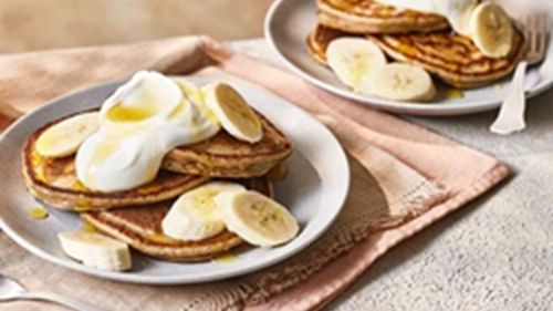 Clătite proteice cu banane, pentru micul dejun/ Ovăzul și pudra proteică fac o combinație unică și sățioasă