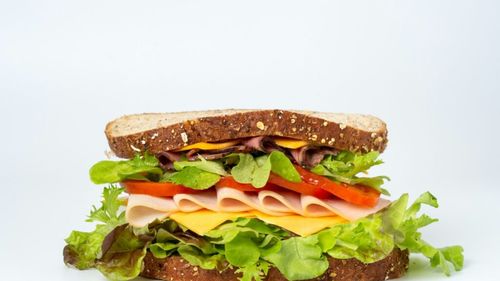 Produse care includ frunze de salată sunt suspecte că ar putea conține bacteria E-coli. Un focar apărut în Marea Britanie determină autoritățile să retragă zeci de produse din magazine