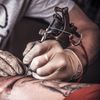 Pui prăjit gratuit pe viață în schimbul unui tatuaj cu marca. Oferta unui restaurant care a atras peste 200 de clienți în Italia