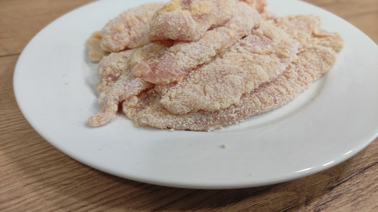 VIDEO ABC în bucătărie | Cum se taie și se frăgezește carnea de pasăre/ Bonus - cum pregătim șnițele de curcan