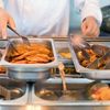 Scumpirea alimentelor împinge spitalele, școlile și companiile să externalizeze serviciile de catering. Marile grupuri internaționale câștigă tot mai mulți clienți noi