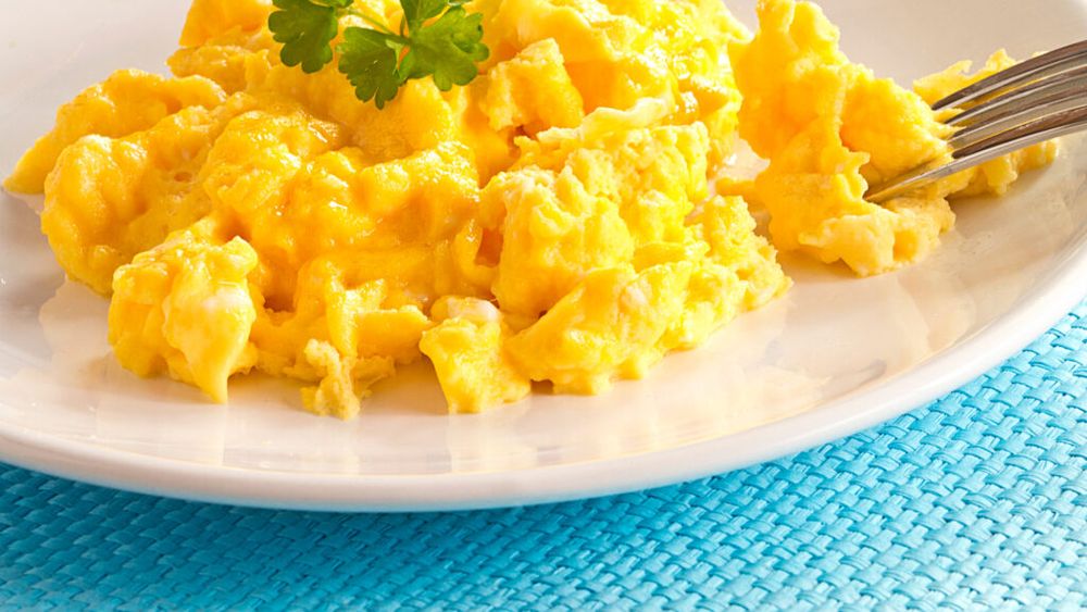 Ouă „frambled”, rețeta virală care dă dependență: albușuri pufoase și gălbenuș cremos, în aceeași tigaie