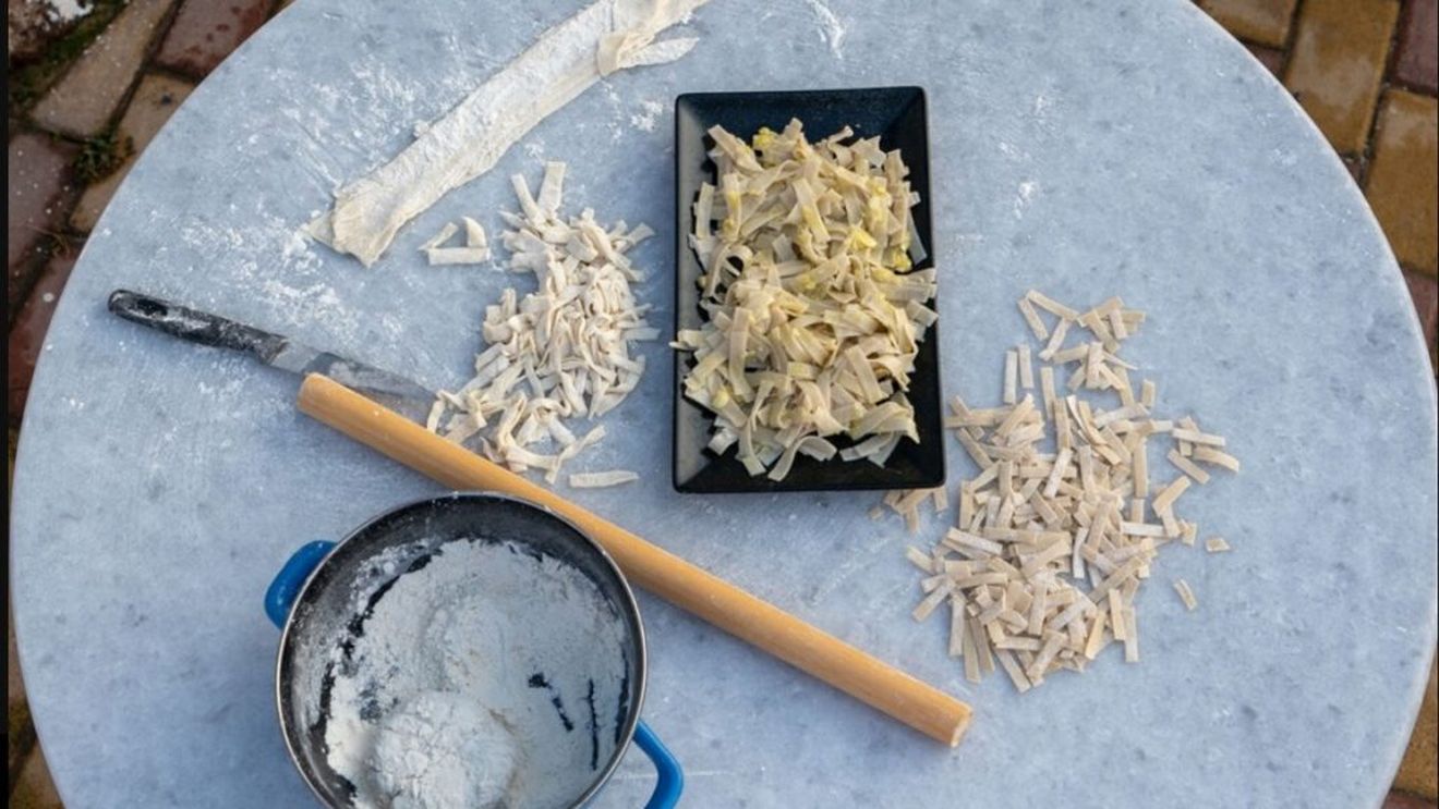 Cum se prepară „chyolopites”, varianta grecească a tăițeilor de casă / Ai nevoie de patru ingrediente, iar secretul constă în uscarea lor / Pot fi consumați tot timpul anului / Sfaturi și trucuri de la un chef bucătar din Grecia