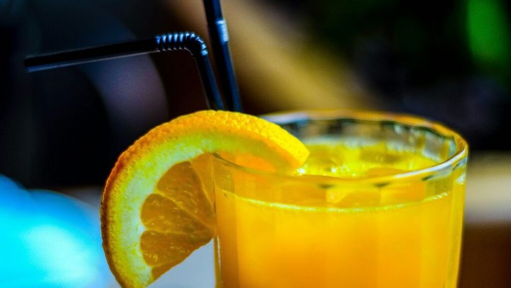 Sucul fresh de portocale trebuie băut imediat, pentru ca vitamina C să nu se piardă? Iată ce explică un medic specialist în boli de nutriție