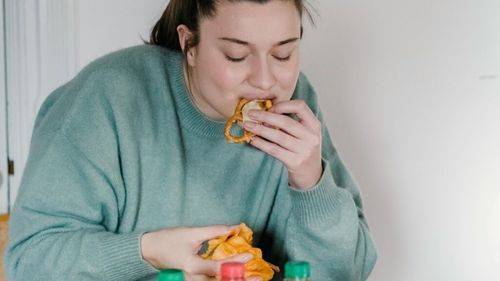 Opt alimente care produc inflamație în corp / Dacă vrei să fii ferit de boli de inimă, diabet, cancer, depresie sau Alzheimer, limitează consumul acestor alimente