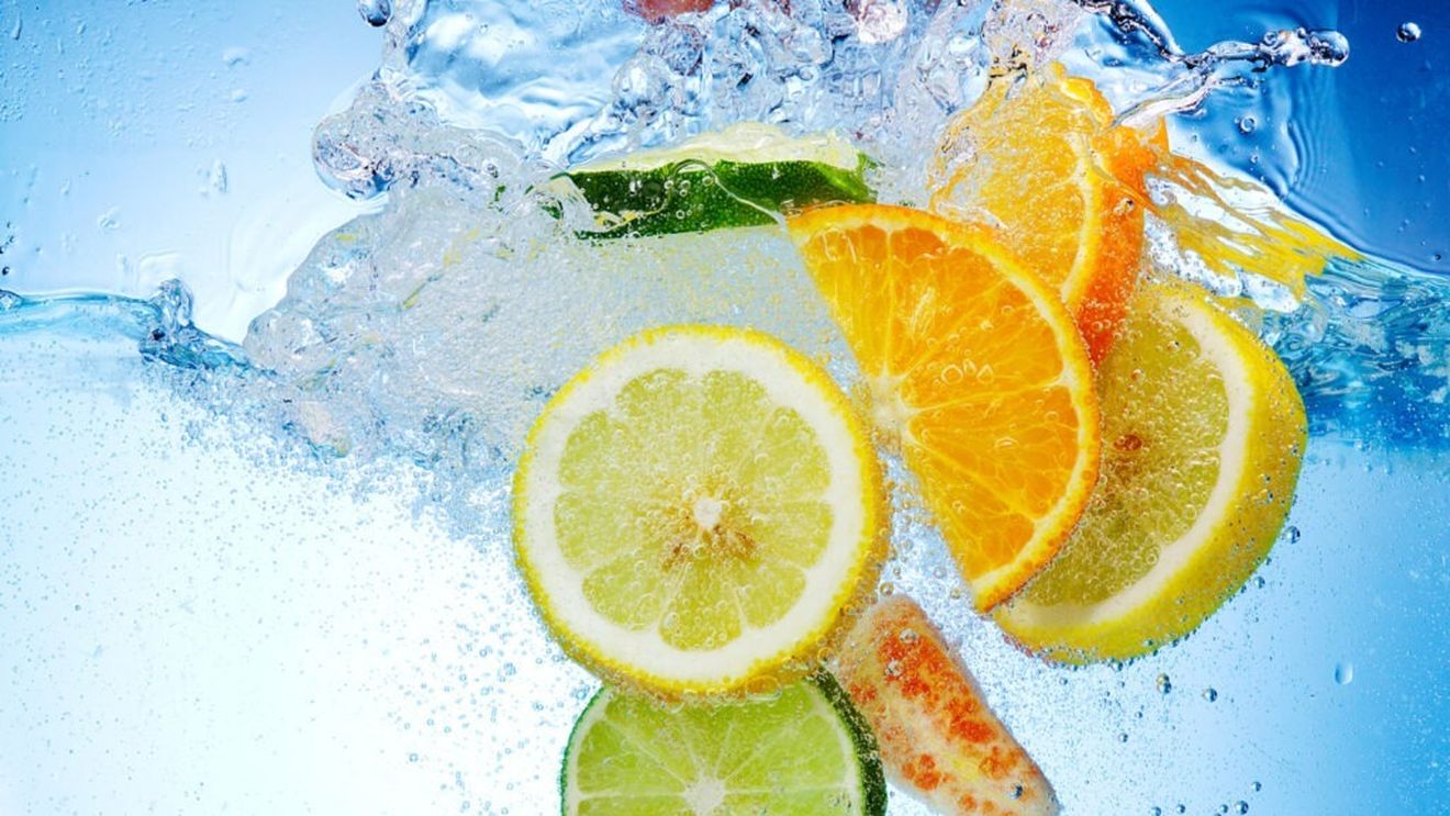 „Loaded water”, noul trend care promite energie și mai puțină poftă de zahăr / Specialiștii explică beneficiile și riscurile și prezintă rețete simple