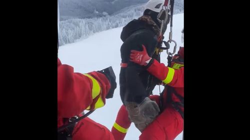 VIDEO | Un tânăr de 31 de ani din Ucraina, recuperat din munți după ce s-a adăpostit la o stână peste noapte / Dimineață a fost luat cu un elicopter, într-o acțiune filmată de salvatori, după o misiune de 30 de ore în ger și viscol