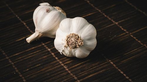 O fermieră din Australia, recunoscută pentru protestele ei față de importul de usturoi , obișnuia să cumpere și să revândă chiar usturoi din afara țării