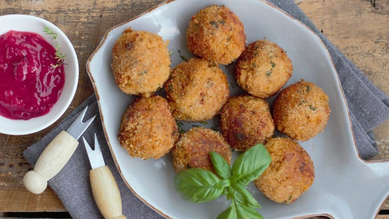 Rețete antirisipă. Chiftele din pâine uscată, cu brânză și ouă în compoziție. Se pot face și cu sos sau lua la pachet