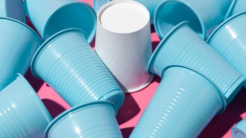Franţa amână cu patru ani interzicerea paharelor de unică folosință care conţin plastic / Termenul poate fi revizuit