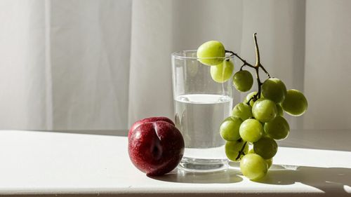 Bei apă după ce mănânci fructe? Specialiștii în nutriție și gastroenterologie avertizează asupra a cinci moduri în care acest obicei îți poate afecta grav organismul